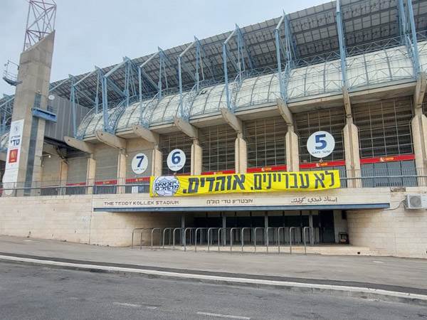 שלט המחאה מחוץ לטדי