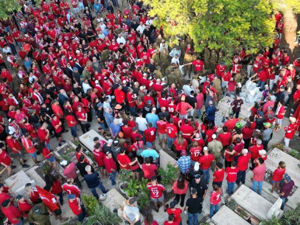 הלווייתו של עידן רז ז"ל. הצבע האדום היה משמעותי בחייו ובמותו (צילום: אלבום פרטי)