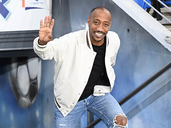 וגם מנשה זלקה הגיע מהמילואים וצפה מהצד (ברני ארדוב)