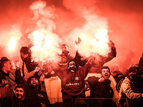 אבוקות במהלך המשחק (עודד קרני)