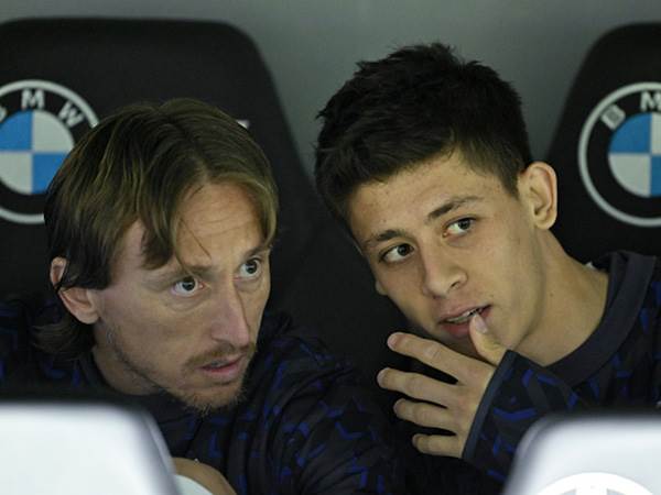 מודריץ' על הספסל. מראה שהפך לשכיח (Burak Akbulut/Anadolu via Getty Images)