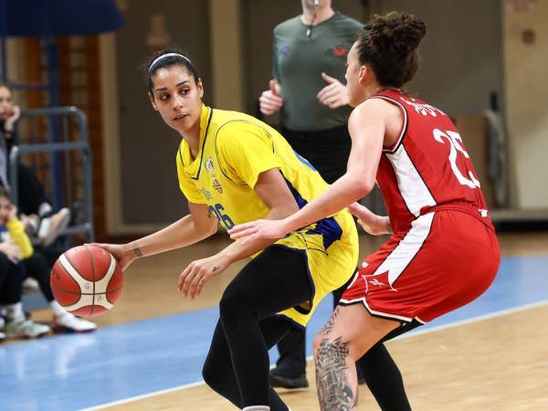 טל לב עם הכדור (קרדיט: מנהלת ליגת העל לנשים בכדורסל)