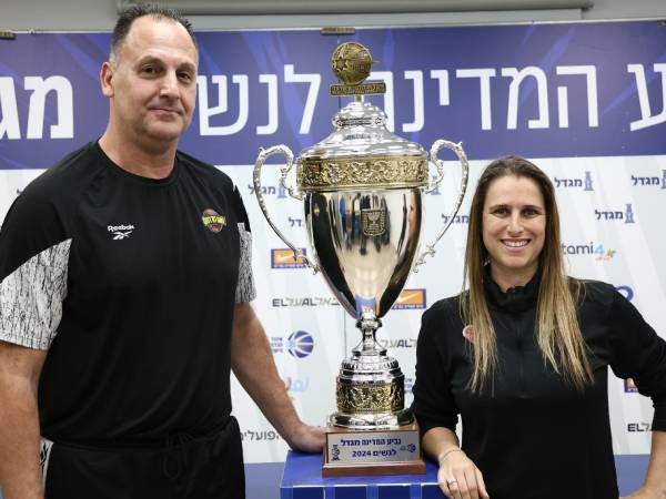 דני גוט לצד לימור פלג עם הגביע (דני מרון, איגוד הכדורסל)