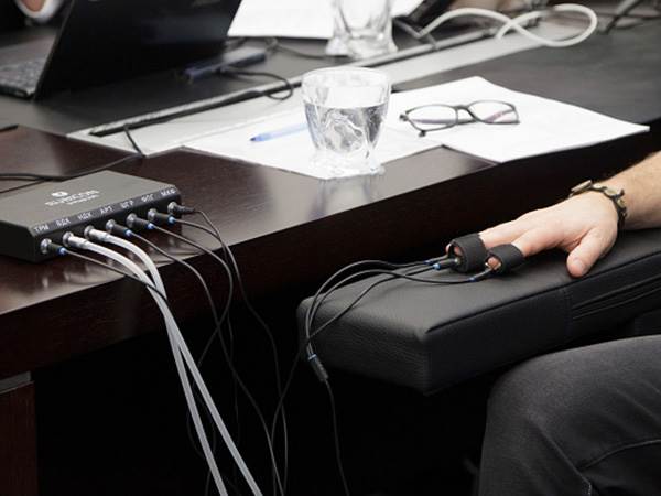 בדיקות הפוליגרף בדרך (GETTY)