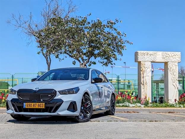 למרות היגוי אחורי, כושר התמרון לא מרשים כמו של המתחרה משטוטגרט