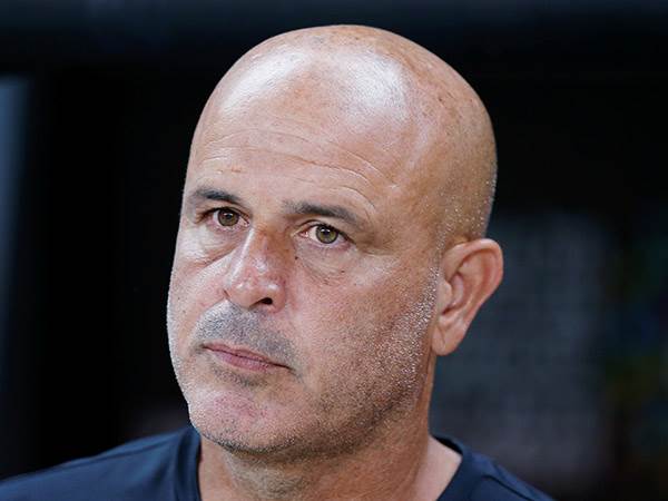 זה לא רק עליו. יוסי אבוקסיס (אלן שיבר)