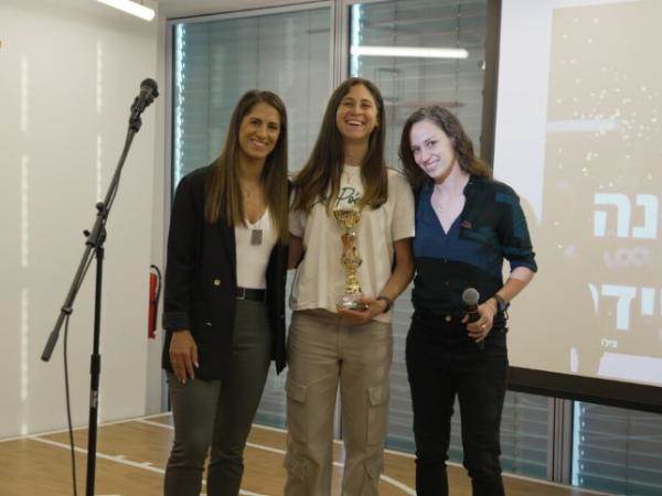 קארין סנדל ואשרת עיני מעניקות את פרס כדורגלנית השנה לרחל שטיינשניידר מהפועל קטמון ירושלים (צילום: סוניה גרשפט)