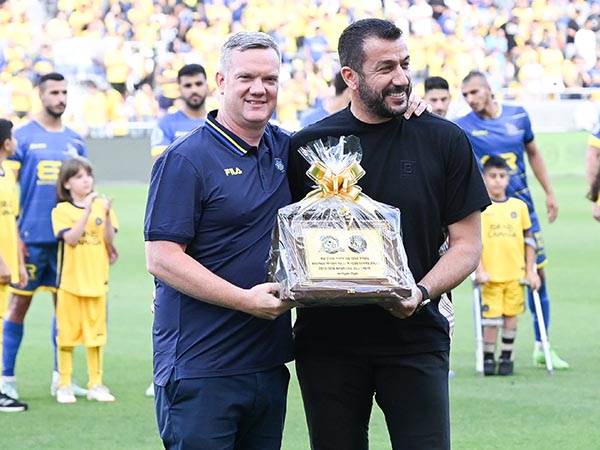 סעיד בסול העניק מתנה לצהובים לכבוד האליפות. בסול ומנספורד (אלן שיבר)