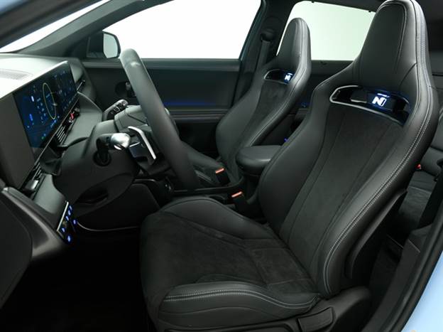 מושבים ספורטיביים עם תפירה כחולה האופיינית לחטיבת N