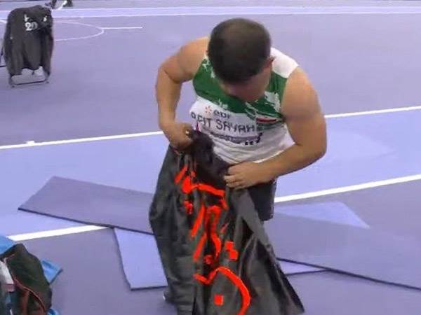 הדגל אותו הניף בית סייח לאחר הזכייה שנפסלה