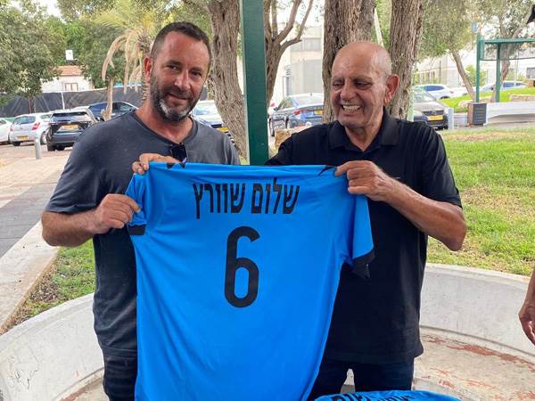 איש השיווק אריה מולייב העניק חולצה לכל שחקן. בתמונה יקיר שוורץ, מבעלי הפועל חדרה, מקבל את חולצת אביו שלום ז״ל