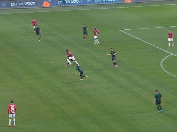 השער הראשון: לוקאס ונטורה באיבוד לא אופייני סמוך לרחבת ב“ש