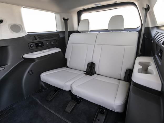 בשורה השלישית יש שליטה נפרדת על המיזוג, שני שקעי USB, כריות וילון וחלונות גדולים