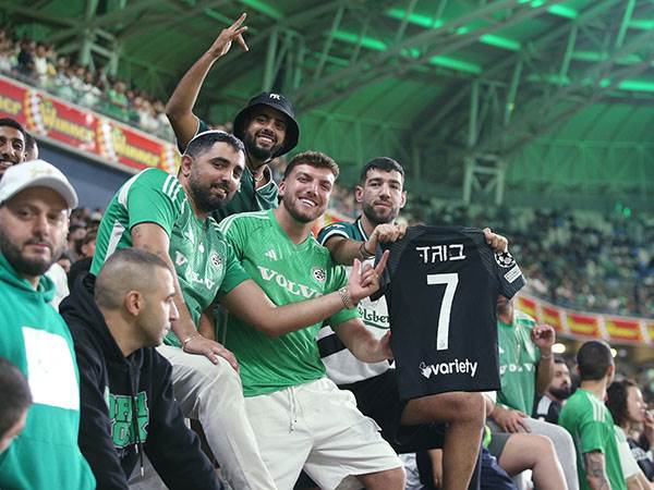 אוהדי חיפה עם חולצה של השחקן שלא מדברים עליו (אלן שיבר)