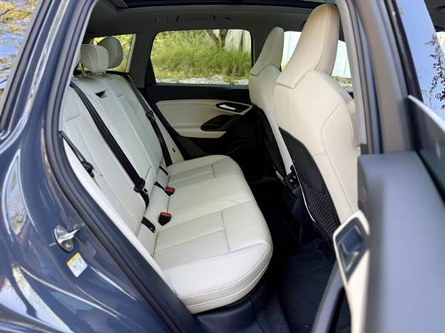 המרווח מאחור טוב מאוד לשני מבוגרים. נוסע שלישי באמצע? עדיף שיהיה ילד