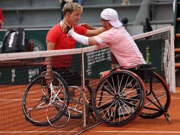 הוציא לו את המיץ. ששון ו-וינק (GETTY)