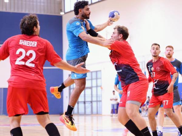 דוראל בן סעדון מול דור קלדרון במפגש בין באר שבע להפועל ראשון לציון. (צילום: הדר ואן קולא, איגוד הכדוריד)