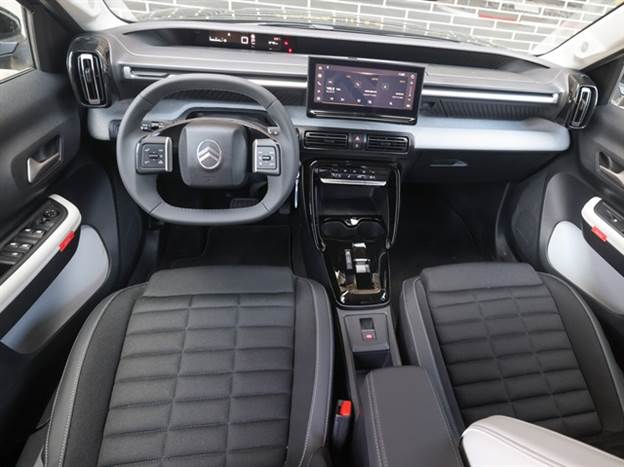 בסיטרואן יש ריפוד בד משולב עור וגם מערך מתלים מתקדם לשיפור הנוחות