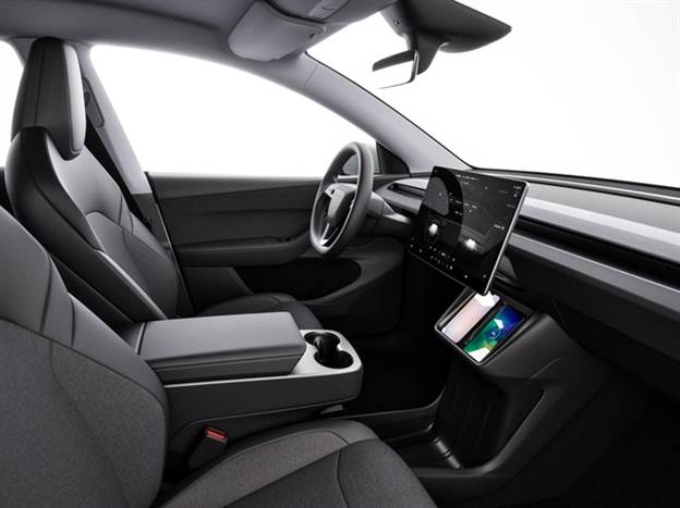 גם מבפנים יש שינוי עיצוב קלים, ופחות אבזור...