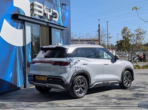 בתמונות אטו 2 החשמלי. ההבדלים החיצוניים מתבטאים בפס כסוף בסבכה הקדמית התחתונה ובעיצוב שונה לחישוקים