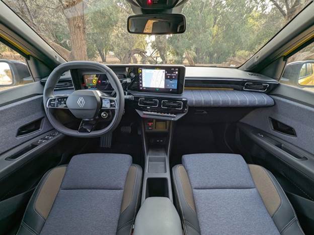 עיצוב מודרני מבפנים, אבל הוותיקים שבכם יזהו מה רנו עשו שם עם התפירה שמול הנוסע