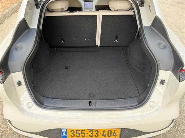 תא מטען גדול בנפח 665 ליטר, ואם זה לא מספיק יש עוד 32 ליטר בתא המטען הקדמי