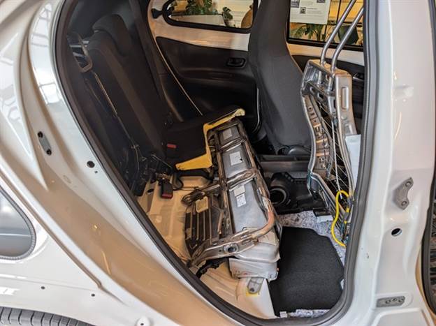 כך נפרס מארז הסוללות והקונסולה הקדמית מגיעה אל בין המושבים האחוריים וכוללת בתוכה מאוורר לסוללה