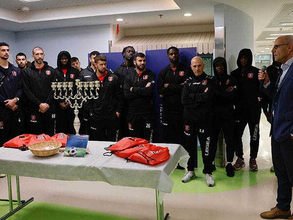 שחקני הפועל ירושלים במרכז הרפואי שערי צדק (צילום: יוסי זמיר, הפועל ירושלים)