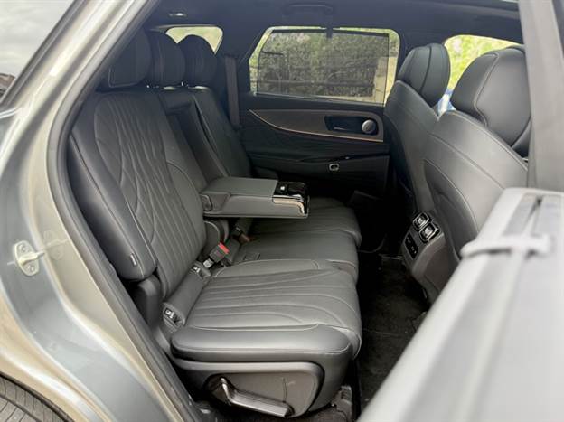 שורה שנייה מרווחת שתכיל גם שלושה מבוגרים