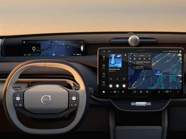 לוח מחוונים צר מעל גובה קו ההגה ומערכת מולטימדיה כולל סייען Gemini של גוגל