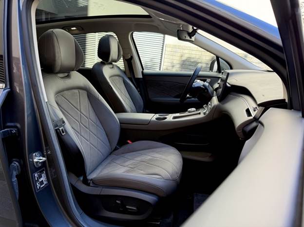 ריפודי אלקנטרה ומושבים מחוממים ומאווררים