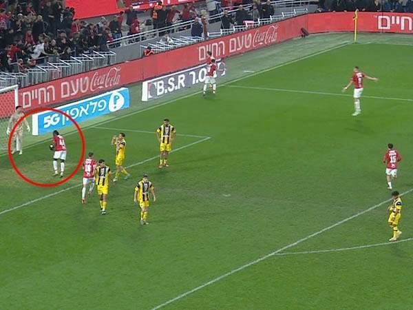 בשער הראשון שכבשה הפועל ת“א, הראשון לקחת את כדור היה לא אחר מאשר דניאל דאפה