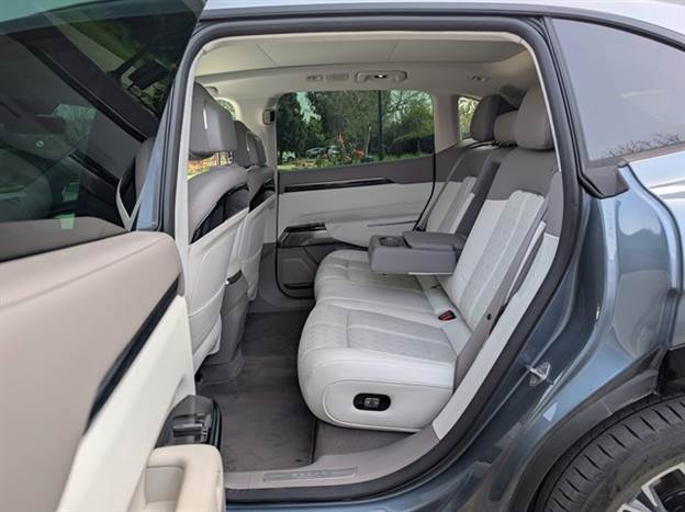 זיקר 7X: מרווח עצום לכל כיוון, והיחיד כאן עם וילון נגלל לגג הפנורמי