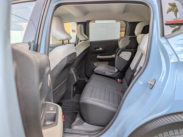 המבנה הקובייתי תורם למרווח מאחור, אבל אין פתחי מיזוג וגם לא תאורת תקרה מאחור