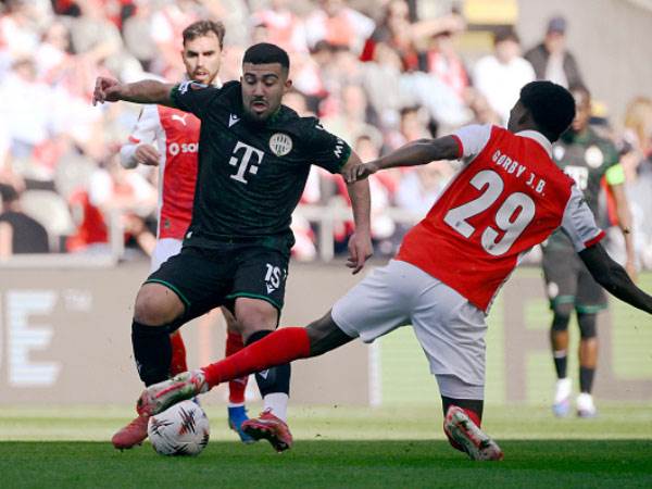 אבו פאני רשם ערב מאכזב עם טעות שהובילה לשער (Photo by Miguel RIOPA / AFP via Getty Images)