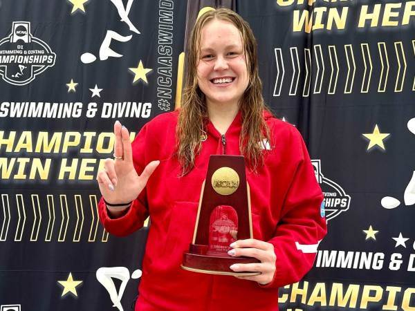 אנסטסיה גורבנקו חוגגת עוד מדליה (התמונות באדיבות - Louisville Athletics)