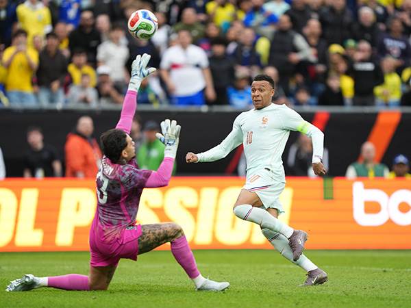 אמבפה הקפיץ וכבש את הראשון (Photo by Michael Owens/Getty Images)
