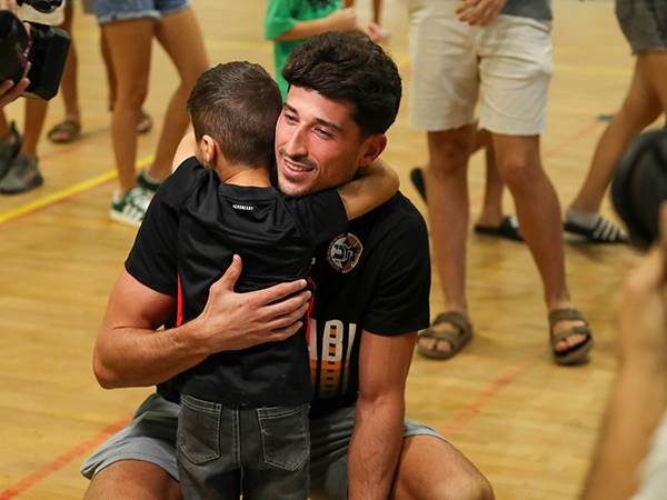 “הלב יוצא אל המשפחות השכולות“ (תמונה: מכבי ת“א)