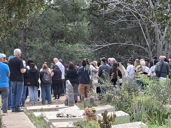 התעקש לחזור למשגב עם (פרטי)