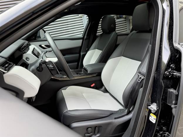 מושבי עור איכותיים, מחוממים ומאווררים. באופן מפתיע, תנוחת הישיבה לא גבוהה ממש