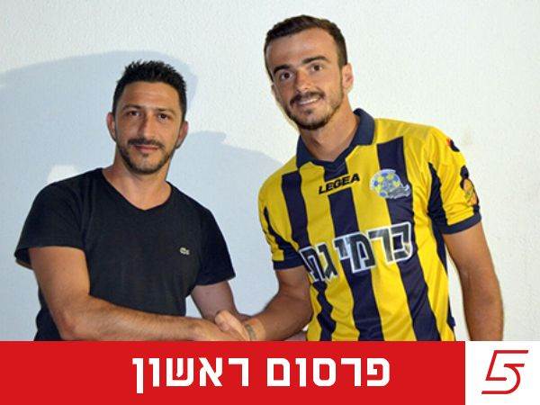 ריבאיי בעת החתימה בקרית גת כשחקן (הפייסבוק של קריית גת)