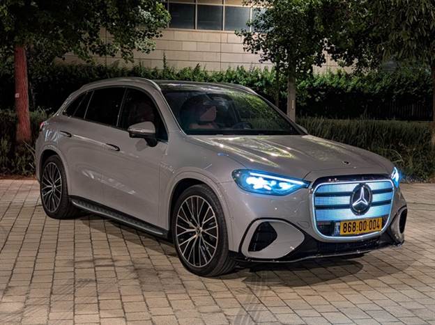 הדור השלישי של ה-GLC נמכר לצידו של הדור השני. הגיע קודם כל כדי להחליף את ה-EQC
