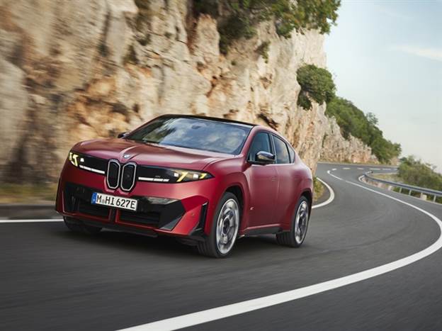 ויש גם גרסה ספורטיבית חדשה M60 xDrive שהגיעה גם ל-iX3