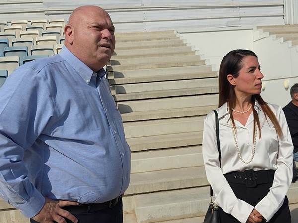 עו“ד ליזה חדש בסיור עם ראש העיר באצטדיון (צילום: אלי סבתי)