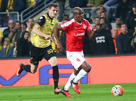 סאבו רודף אחרי וואקמה. "לא רוצה לשחק מגן" (צילום: דני מרון)