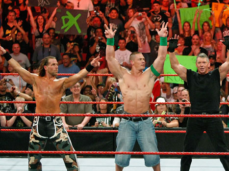 מייקלס עם ג'ון סנה ו-וינס מקמהון: "רק דרך אלכוהול וסמים הצלחתי להציג פרסונה אחרת" (Getty)