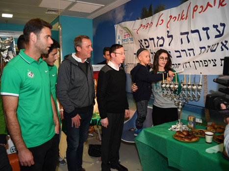 קינן ומולנסטיין בהדלקת הנרות. מחמם את הלב (האתר הרשמי)