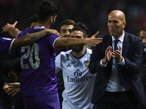 זידאן מברך את אסנסיו. גם מקום ברבע הגמר, וגם שיא ספרדי חדש (Getty)