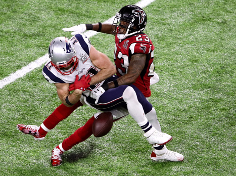 אלפורד מונע מאדלמן תפיסה. מחצית אדירה לקורנרבק של הפאלקונס (Getty)