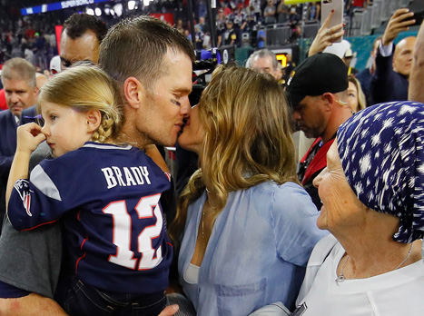 בריידי בחיבוק משפחתי עם אשתו, ג'יזל, בתו ואימו החולה (Getty)